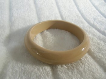 Bracelet simple rétro en résine ocre pinup