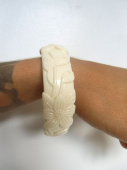 Bracelet rétro pin-up tiki en résine beige sculptée