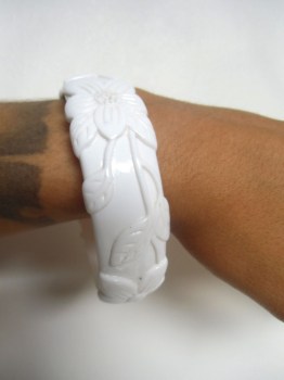 Bracelet rétro pin-up tiki en résine blanche sculptée