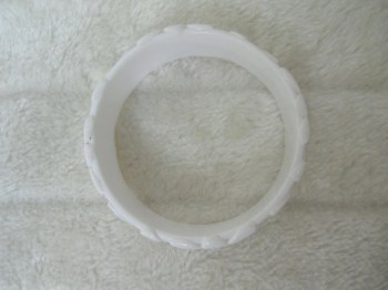 Bracelet rétro pin-up tiki en résine blanche sculptée