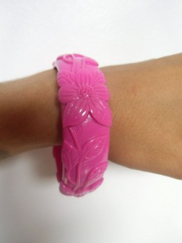 Bracelet rétro pin-up tiki résine rose fuchsia sculptée