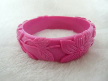 Bracelet rétro pin-up tiki résine rose fuchsia sculptée