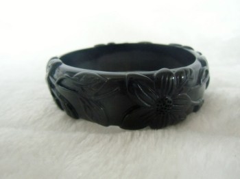 Bracelet rétro pin-up tiki résine noire sculptée