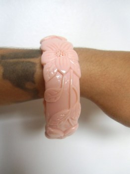 Bracelet rétro pin-up tiki résine rose sculptée