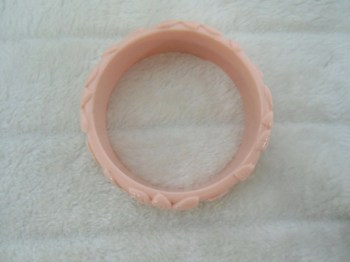 Bracelet rétro pin-up tiki résine rose sculptée