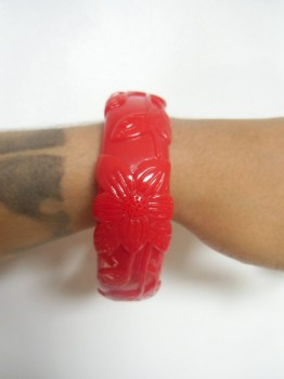 Bracelet rétro pin-up tiki résine rouge sculptée