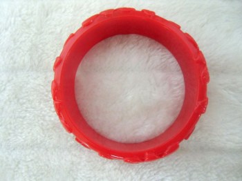 Bracelet rétro pin-up tiki résine rouge sculptée