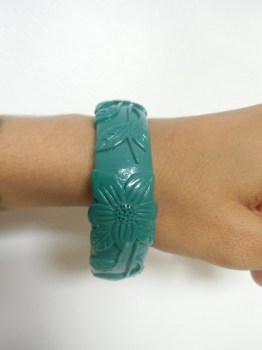 Bracelet rétro pin-up tiki résine verte sculptée