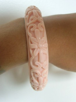 Bracelet rétro pin-up tiki fin résine rose sculptée