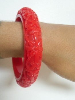 Bracelet rétro pin-up tiki fin résine rouge sculptée