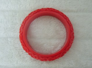 Bracelet rétro pin-up tiki fin résine rouge sculptée