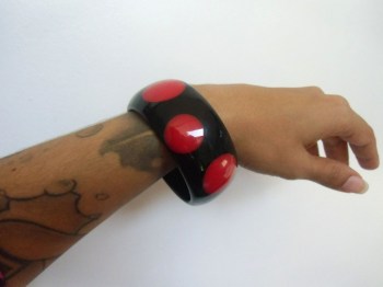 Bracelet oversize rétro en résine noire pois rouges