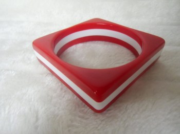 Bracelet carré rétro sixties en résine rouge et blanche