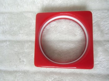 Bracelet carré rétro sixties en résine rouge et blanche