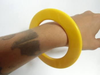 Bracelet rétro en résine jaune années 60