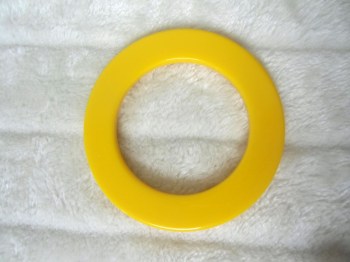 Bracelet rétro en résine jaune années 60