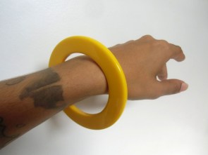 Bracelet rétro en résine jaune années 60