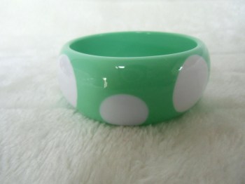 Bracelet oversize rétro en résine vert menthe pois blancs