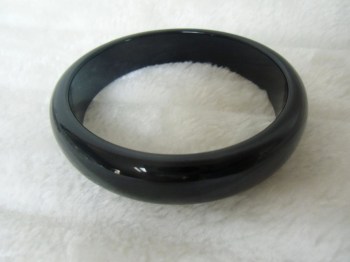 Bracelet simple rétro en résine noire pinup