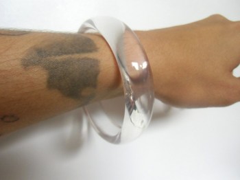 Bracelet simple rétro en résine transparente pinup
