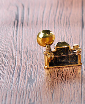 broche-appareil-photo-vintage-dore-2