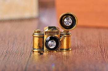 broche-appareil-photo-vintage-dore