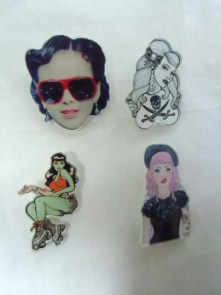 Broche originale plastique femmes rock'n'roll rétro