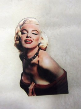 Broche originale plastique personnages rétro vintage