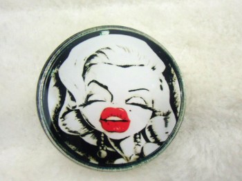 Broche plastique portrait Marilyn Monroe cartoon kiss
