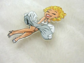 Broche plastique Marilyn Monroe cartoon robe blanche