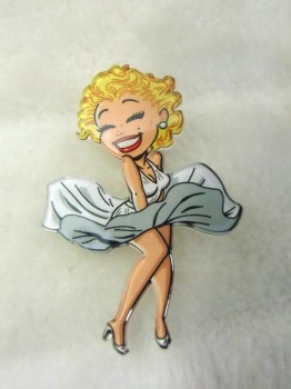 Broche plastique Marilyn Monroe cartoon robe blanche