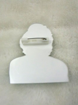 Broche plastique portrait Marilyn Monroe décolleté