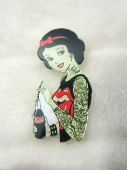 Broche originale plastique femmes rock'n'roll rétro