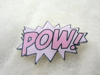 Broche originale plastique forme objets rétro vintage