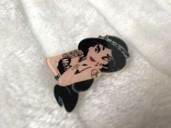 Broche originale plastique Jasmine tatouée