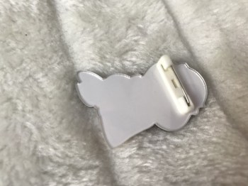 Broche originale plastique Jasmine tatouée