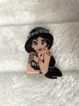 Broche originale plastique Jasmine tatouée