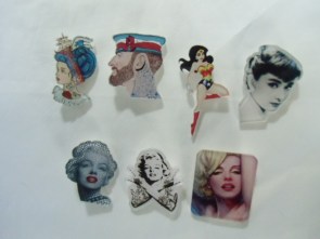 Broche originale plastique personnages rétro vintage