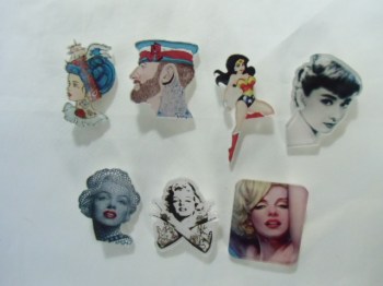 Broche originale plastique personnages rétro vintage