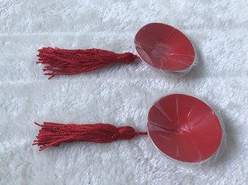 Cache-tétons nippies rouges brillants pompons rouges