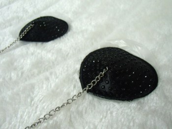 Cache-tétons nippies forme coeurs noirs strass chaine