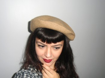 Béret beige foncé rétro pinup rond 28cm en laine mélangée