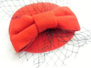 Bibi rétro plat rouge en feutre à noeud et voilette