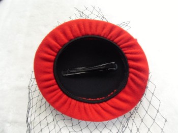 Bibi rétro plat rouge en feutre à noeud et voilette