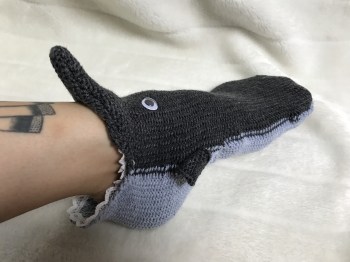chaussette-animal-rigolo-requin-gris-2