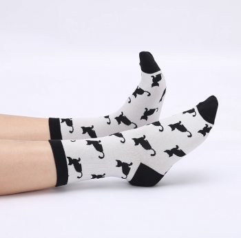 chaussettes-blanches-noires-silhouettes-chats-2