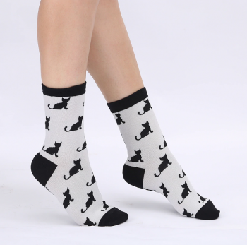 chaussettes-blanches-noires-silhouettes-chats