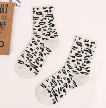 chaussettes-leopard-gris-clair