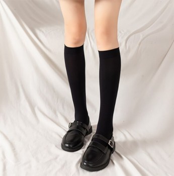 chaussettes-mi-hautes-noires-simples