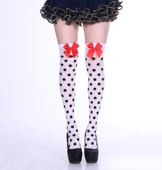 chaussettes-montantes-blanches-pois-noirs